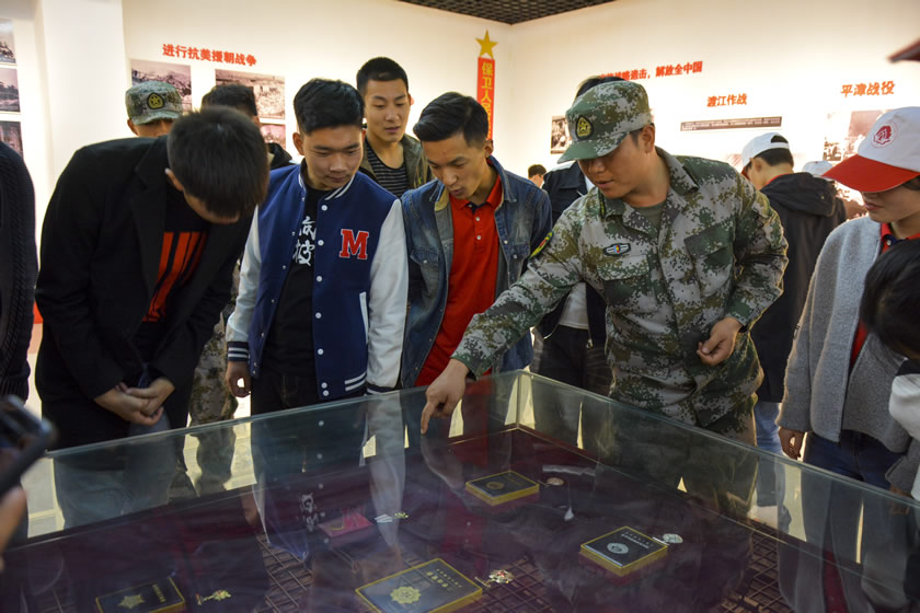 学生参观国防教育展馆