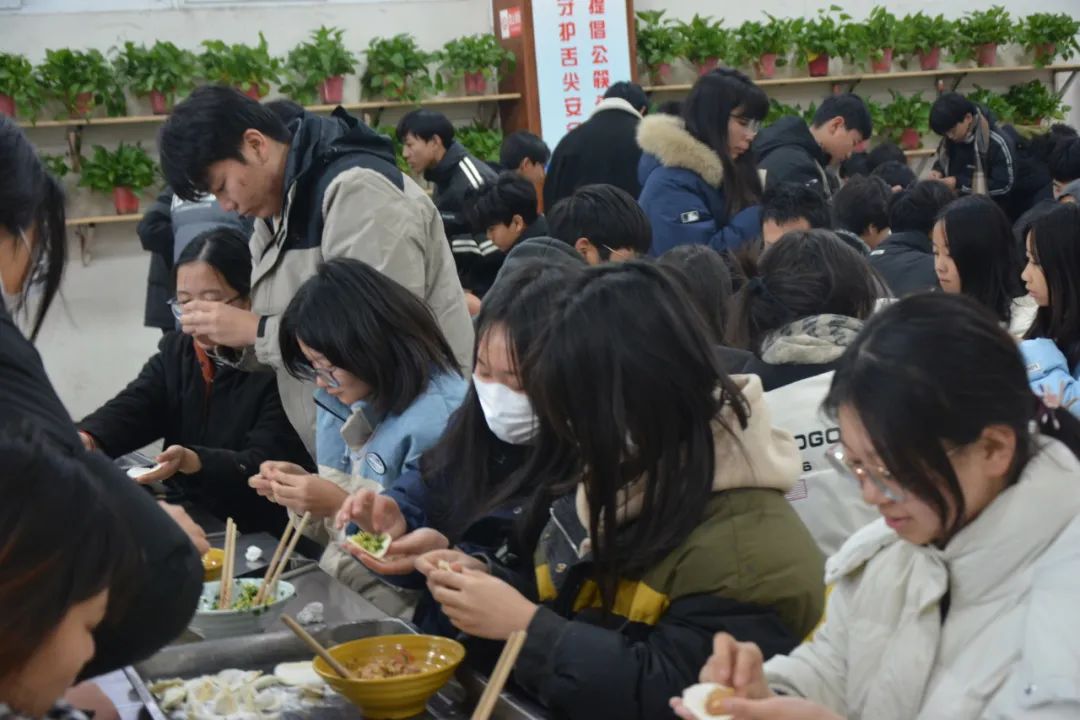 【情暖冬至，饺香四溢】漯河市电商中专开展冬至包饺子活动